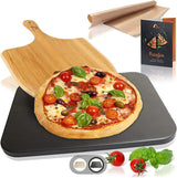 Amazy Pietra refrattaria per pizza da forno, incl. Pala, Carta da forno riutilizzabile e Ricettario –Pietra pizza dal sapore italiano (38x30x1,5cm) (Nero + pala per pizza in bambù)