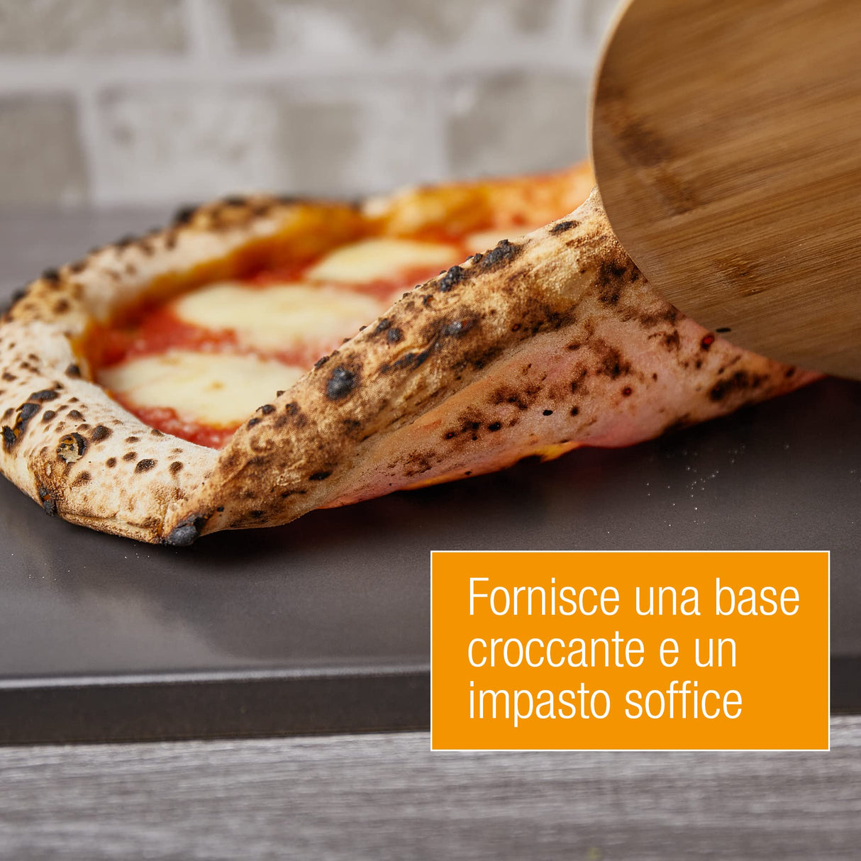 Amazy Pietra refrattaria per pizza da forno, incl. Pala, Carta da forno riutilizzabile e Ricettario –Pietra pizza dal sapore italiano (38x30x1,5cm) (Nero + pala per pizza in bambù)